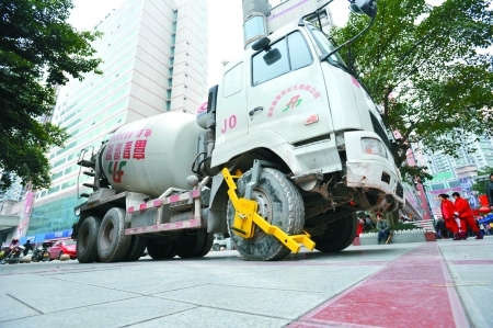 水泥罐车失控闯入三峡广场 司机:避让灯笼失控