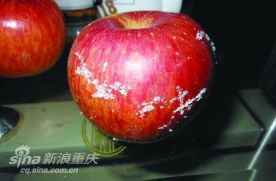 美食资讯：网友曝五个苹果刮出半斤蜡 引发热议