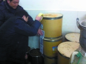 渝北区食药监局正在封存无票食用油。