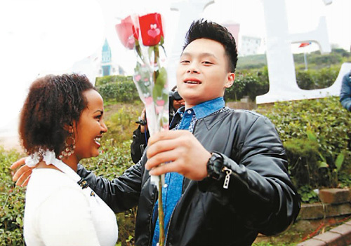 非洲姑娘用两支玫瑰向重庆小伙表白成功(图)