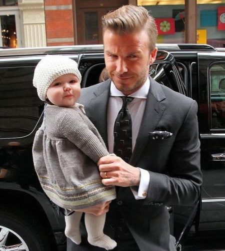 最近纽约时装周上贝克汉姆带着小女儿出现在镜