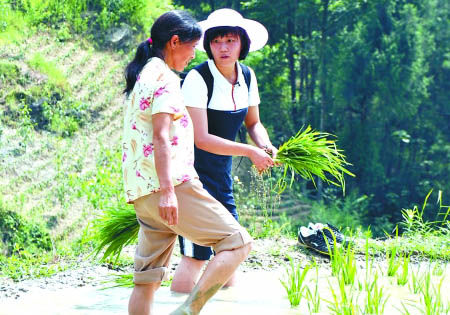 彭水,村官周晓琳在向村民学习农业技术