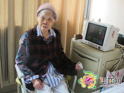 96岁老太总是坐着睡觉 她说床上有针不能躺 咋