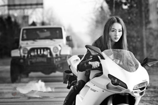 光影下的美女与杜卡迪Superbike 848evo_重庆