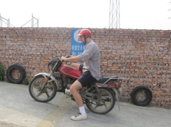 美国小伙在渝考摩托驾照 梦想骑车游重庆_重庆