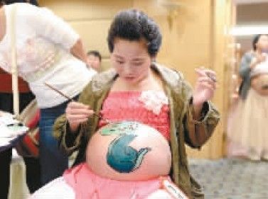 重庆昨举办孕妇彩绘大赛 准爸爸画简单快乐健