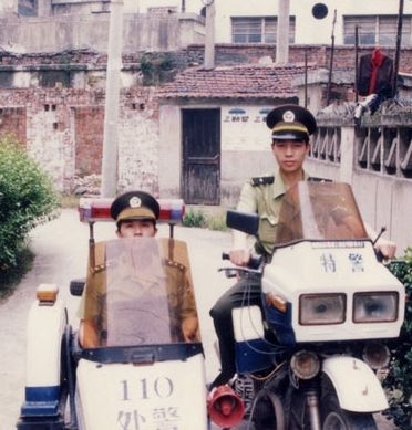 90年代末民警骑老式边三轮摩托车照片_重庆车