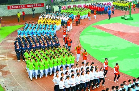 重庆巴南鱼洞中学2700学生跑操盛况像阅兵