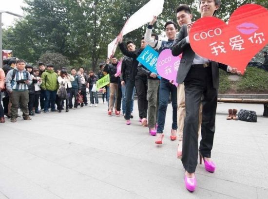 重庆男子街头示爱 踩高跟鞋表白智斗丈母娘