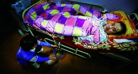 重庆高考女孩照顾瘫痪父14年 哥哥溺亡母亲出