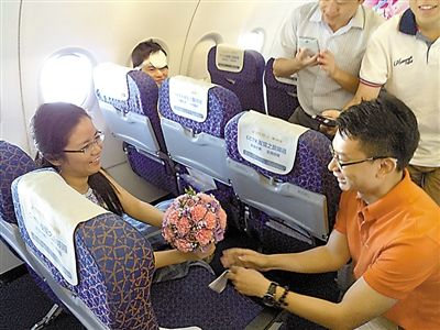 同机乘客作证 男子万米高空飞机上求婚(图)