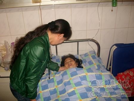 30日,张容躺在重庆市急救中心的病床上不住的