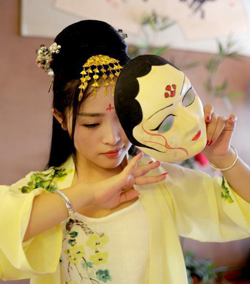 重庆青年承传统文化 汉服歌舞“乞巧”幸福